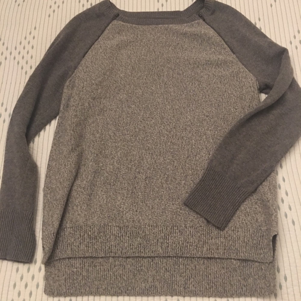 Women’s gray Banana Republic sweater